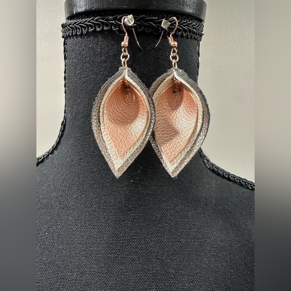 ❤️Chic Layered Leather Leaf Earrings